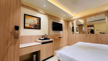 Desk, soundproofing, iron/ironing board, free WiFi