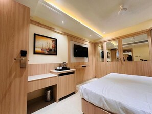 Desk, soundproofing, iron/ironing board, free WiFi