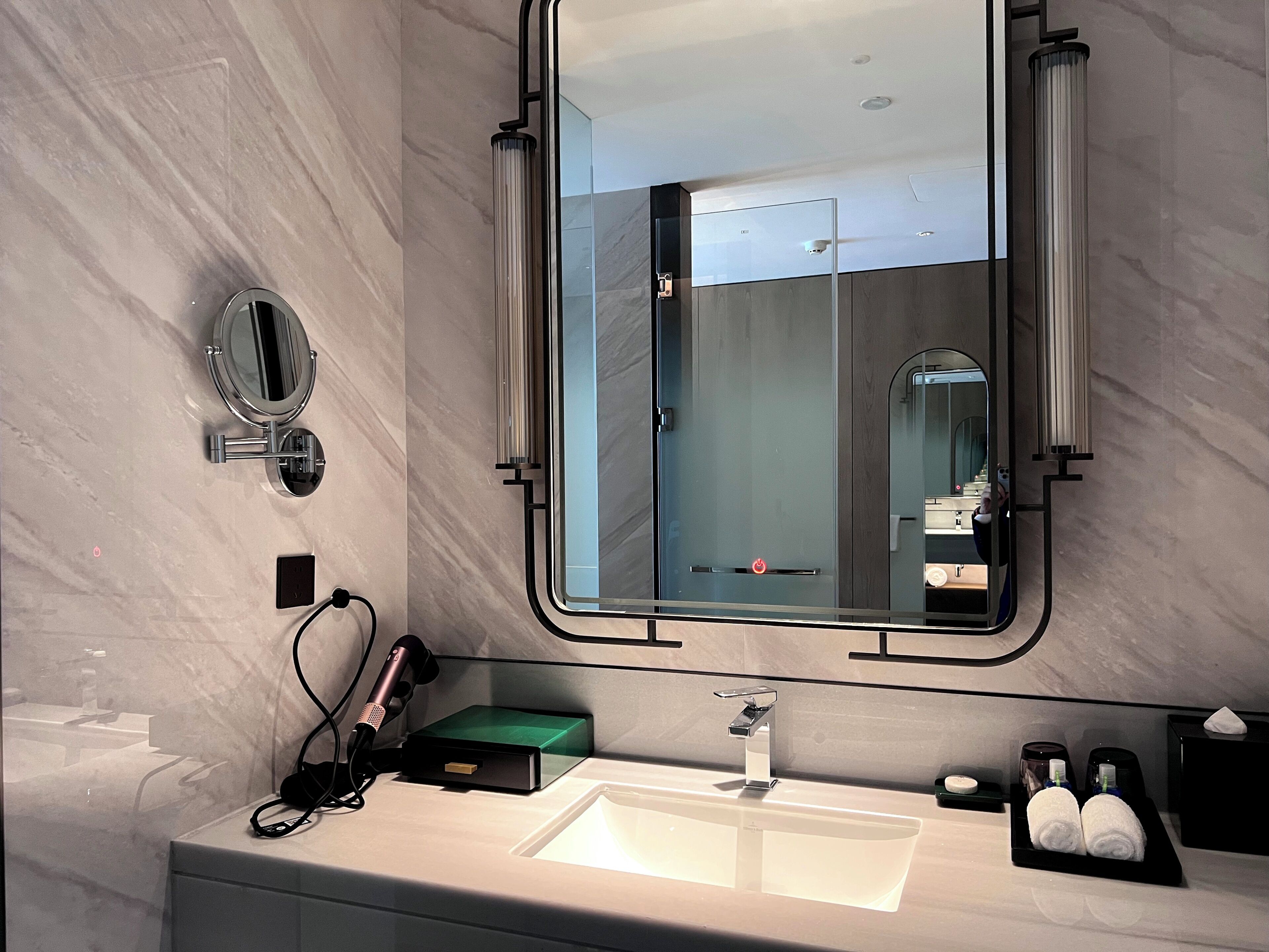 Kamar Double Standar, Bebas Asap Rokok | Kamar mandi | Perlengkapan mandi gratis, pengering rambut, sandal, dan handuk