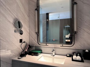 Kamar Double Standar, Bebas Asap Rokok | Kamar mandi | Perlengkapan mandi gratis, pengering rambut, sandal, dan handuk