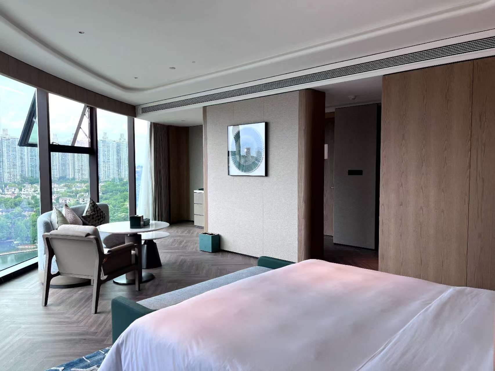 Kamar Double Standar, Bebas Asap Rokok | Brankas, tirai kedap cahaya, kedap suara, dan setrika/meja setrika