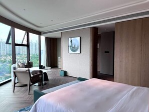 Kamar Double Standar, Bebas Asap Rokok | Brankas, tirai kedap cahaya, kedap suara, dan setrika/meja setrika