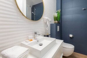 Een douche, een haardroger, handdoeken, shampoo