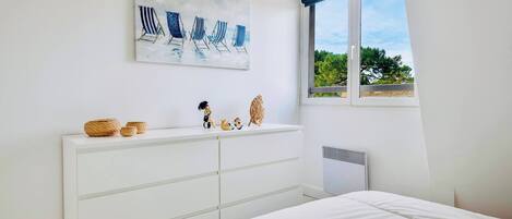 2 habitaciones, tabla de planchar con plancha y cuna de viaje
