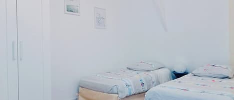 2 habitaciones, tabla de planchar con plancha y cuna de viaje