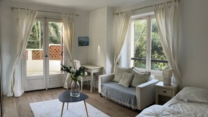 A bedroom with a bed, a desk, a chair, and a window with curtains. - KER MARINE : Villa La Baule (La Baule-Escoublac)