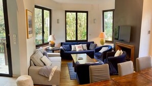 A modern living room with a sofa set, a coffee table, and a TV. - KER MARINE : Villa La Baule (La Baule-Escoublac)