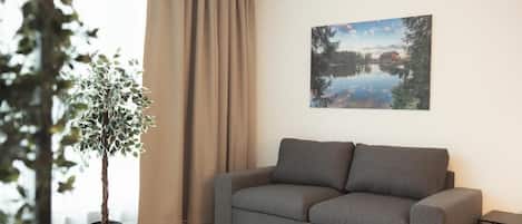 Family Quadruple Room, Garden View | Living area