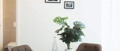 Lägenhet - utsikt mot trädgården | Restauranger
