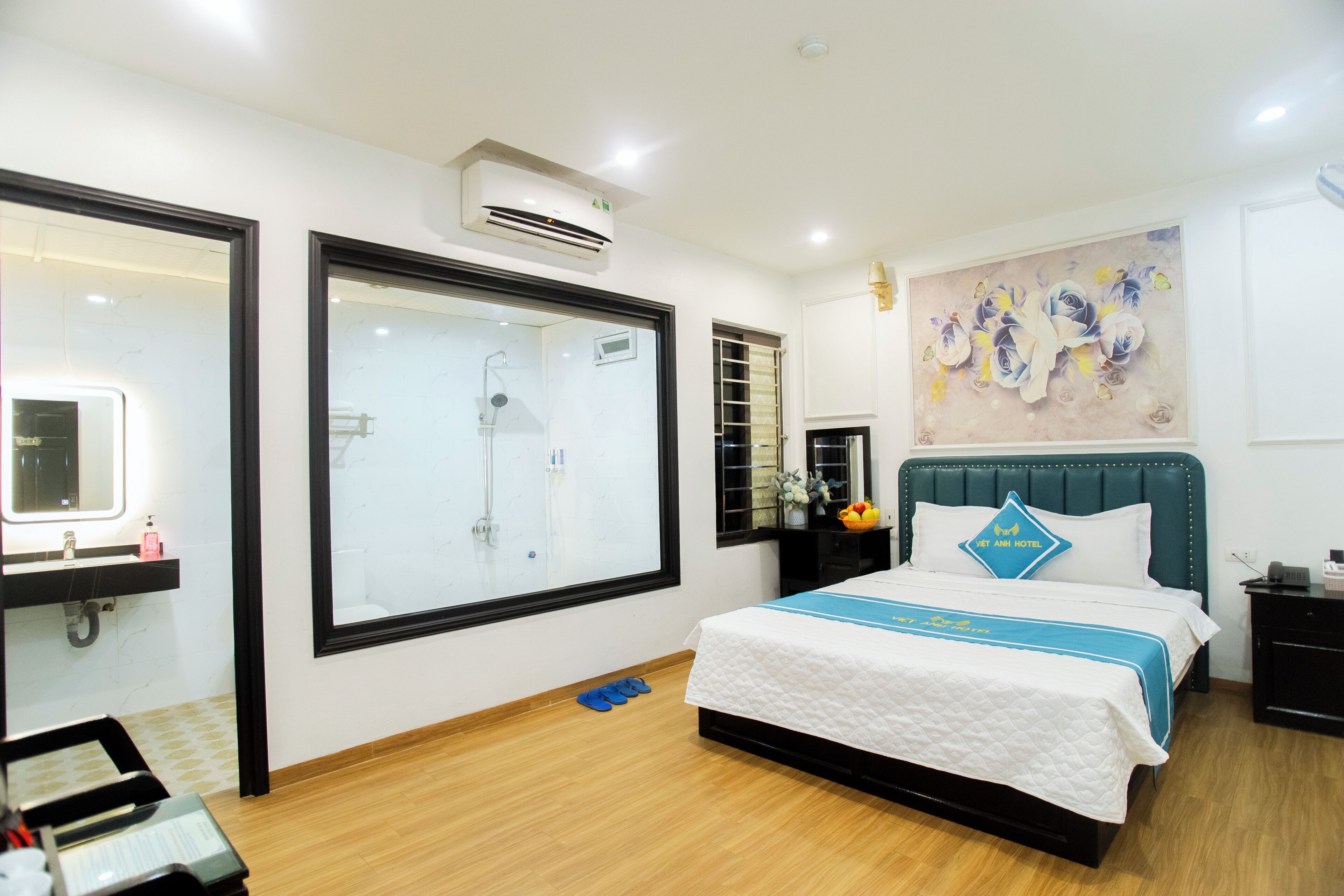 Quarto casal básico | Banheiro | Chuveiro, produtos de toalete grátis, chinelos, toalhas de banho