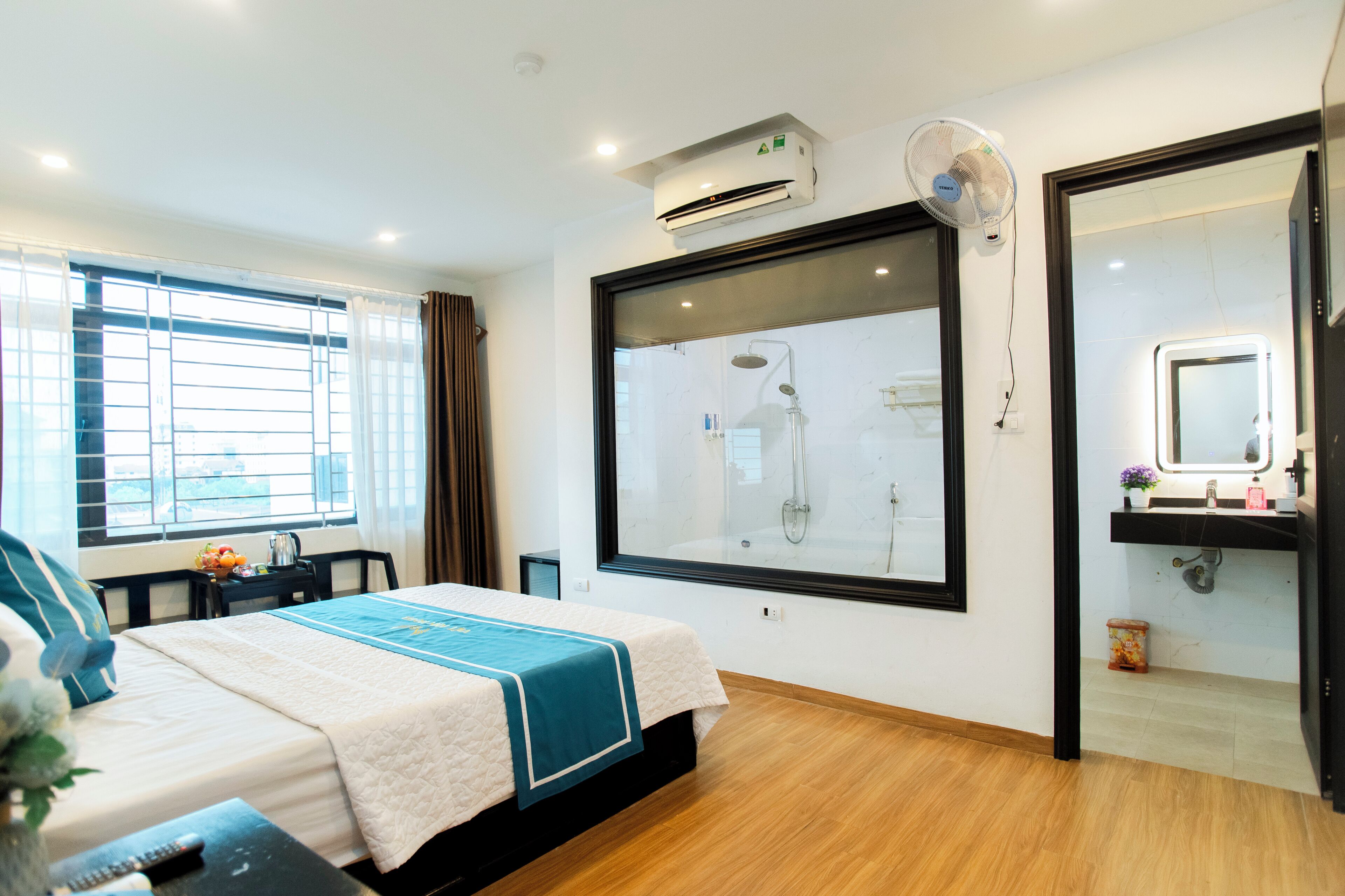 Quarto casal superior, vista para a cidade | Espaço de trabalho para notebook, cortinas blackout