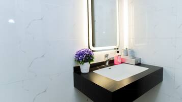 Shower, free toiletries, slippers, bidet