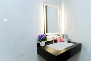 Shower, free toiletries, slippers, bidet - Viet Anh Hotel Ninh Binh (Ninh Binh)