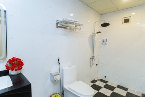 Douche, articles de toilette (gratuits), pantoufles, serviettes fournies