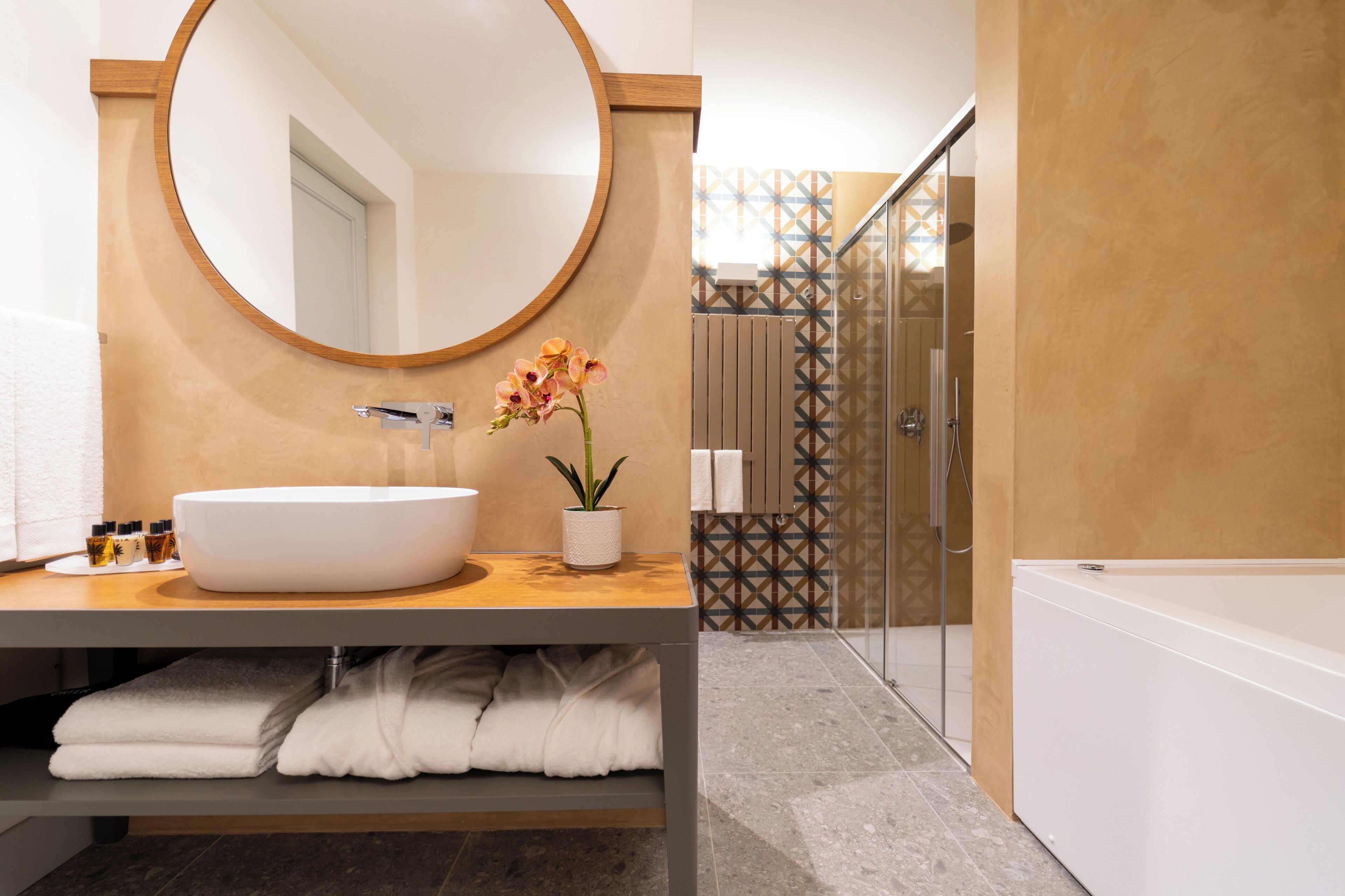 Deluxe Suite | Bathroom | Hair dryer, towels, soap, shampoo