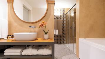 Deluxe Suite | Bathroom | Hair dryer, towels, soap, shampoo