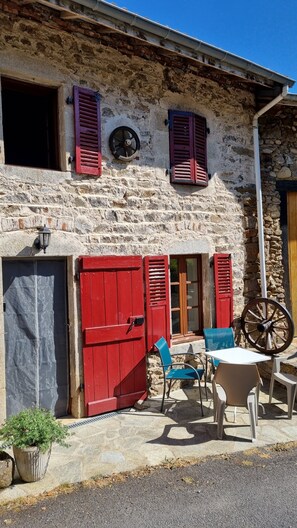 Outdoor dining - Gîte du Doulon – Perfect for Couples with a Baby or Young Child (Saint-Vert)