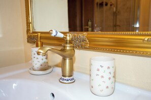 Doccia, asciugacapelli, bidet, asciugamani