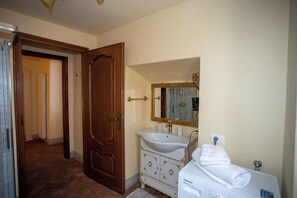 Doccia, asciugacapelli, bidet, asciugamani