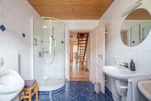 Dusche, Haartrockner, Handtücher