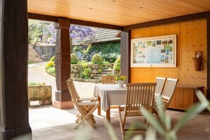 Outdoor dining - Holiday Home Hofgut Wörner – Ground Floor Apartment / Kneipp / Vineyards / Terrace / Winery (Durbach)