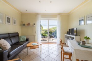 TV, stereo - Hofgut Wörner Holiday Home – Garden Apartment / Vineyards / Terrace / Winery (Durbach)