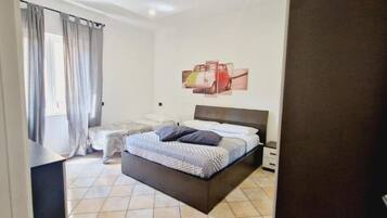 Iron/ironing board, WiFi (free)