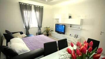 Tabla de planchar con plancha, wifi gratis y ropa de cama