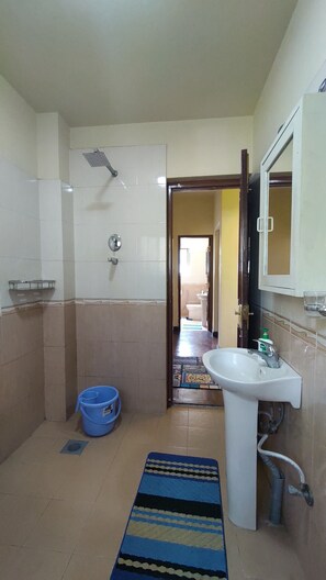 Bathroom - Perfect 3-bedroom apartment in gorgeous Kathmandu with fitness room (Kathmandu)