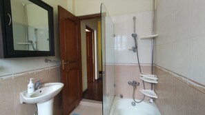 Hair dryer, towels, soap, toilet paper - Perfect 3-bedroom apartment in gorgeous Kathmandu with fitness room (Kathmandu)