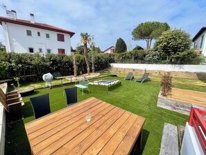 Outdoor dining - Vrbo Property (Ciboure)