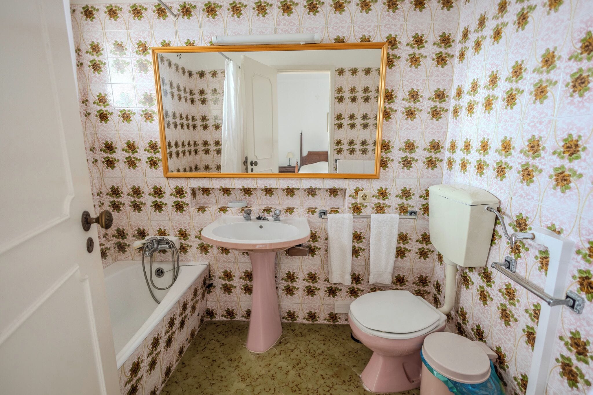 Apartamento básico, vista para a piscina | Banheiro | Sabonete, shampoo, papel higiênico 