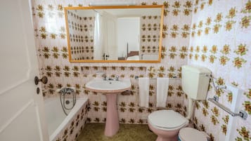 Apartamento básico, vista para a piscina | Banheiro | Sabonete, shampoo, papel higiênico