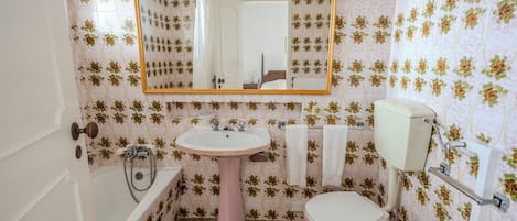 ベーシック アパートメント プールビュー | バスルーム | 石鹸、シャンプー、トイレットペーパー