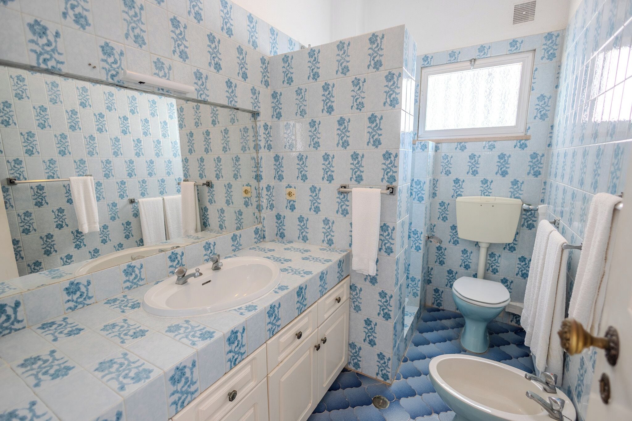 Apartamento, 2 quartos | Banheiro | Sabonete, shampoo, papel higiênico 