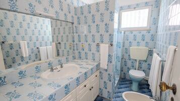 Apartamento, 2 quartos | Banheiro | Sabonete, shampoo, papel higiênico