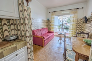 Departamento básico, vista a la alberca | Área de sala de estar
