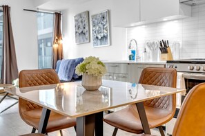 Dining - Convenient 1BR Toronto Stays with Extra Bed and Sofa Bed. Walk everywhere! (Toronto)