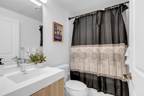 Bathroom - Convenient 1BR Toronto Stays with Extra Bed and Sofa Bed. Walk everywhere! (Toronto)