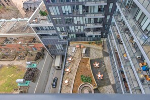 Outdoor dining - Convenient 1BR Toronto Stays with Extra Bed and Sofa Bed. Walk everywhere! (Toronto)