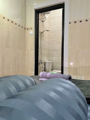 Family Room | Bathroom - Homestay Depatuk Suite Malioboro (Kota Yogyakarta)