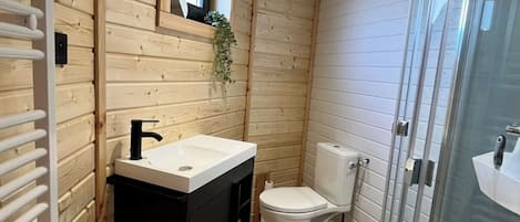 Serviettes fournies, savon, papier de toilette