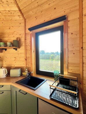 Micro-ondes, grille-pain, batterie de cuisine, vaisselle et ustensiles
