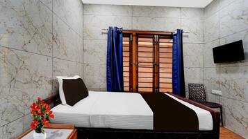 1 bedroom, desk, free WiFi, bed sheets
