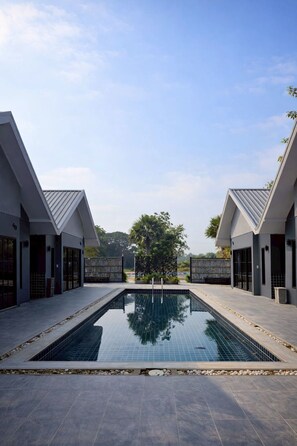 Quarto casal ou duplo família, vista para o jardim | Piscina