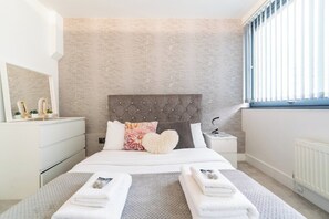 3 bedrooms, iron/ironing board, WiFi, bed sheets - Incredible 3BR Battersea Flat & Spectacular View (Greater London)