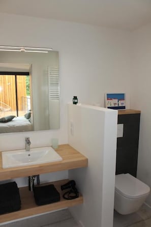 Kahden hengen huone, n äköala puutarhaan | Kylpyhuone