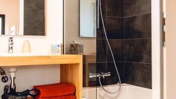 Chambre Quadruple, vue jardin | Salle de bain