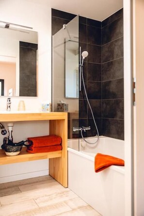 Quadruple Room, Garden View | Bathroom - Bread et Couette (Lyon)
