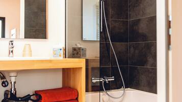 Chambre Quadruple, vue jardin | Salle de bain